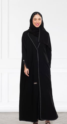 عباية بتطريز ودبوس بالأكمام