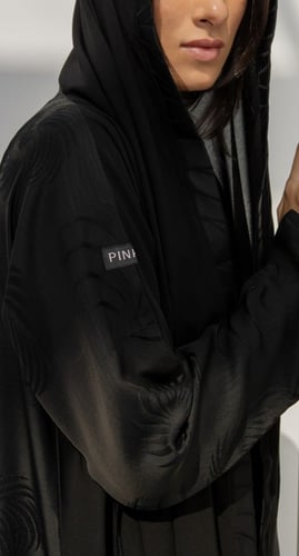 عباية نصف كلوش تطريز بـ الخلف