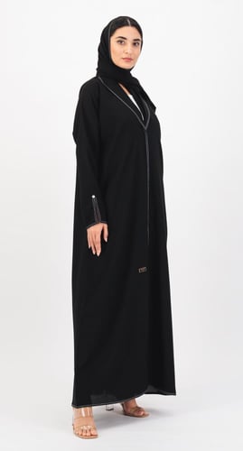 عباية بتطريز ودبوس بالأكمام