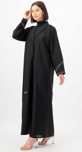 عباية بـ ياقة مقفلة عند الصدر تطريز بني