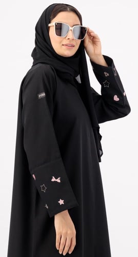 عباية سوداء بتطريزات أنثوية وردية