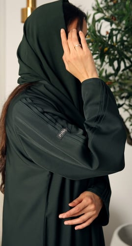 عباية خضراء حرير بارد ياقة مقفلة عند الصدر