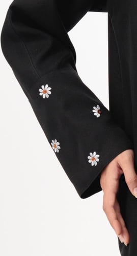 عباية سوداء تطريز أقحوان بالأكمام