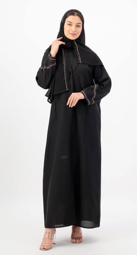 عباية بـ ياقة مقفلة عند الصدر تطريز بني