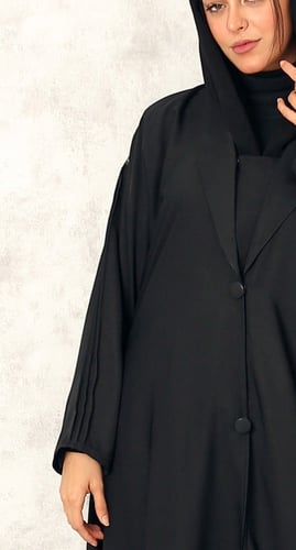 عباية حرير بارد ياقة مقفلة عند الصدر