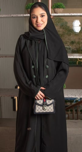 عباية بـ ياقة وفستان متصل تفاصيل خضراء