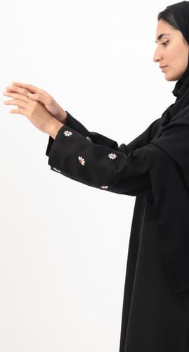 عباية سوداء تطريز أقحوان بالأكمام