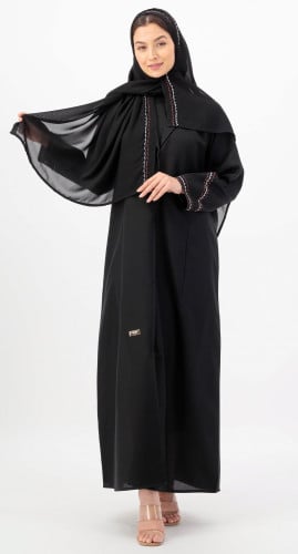 عباية بـ ياقة مقفلة عند الصدر تطريز بني