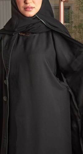 عباية بـ ياقة وفستان متصل تفاصيل خضراء