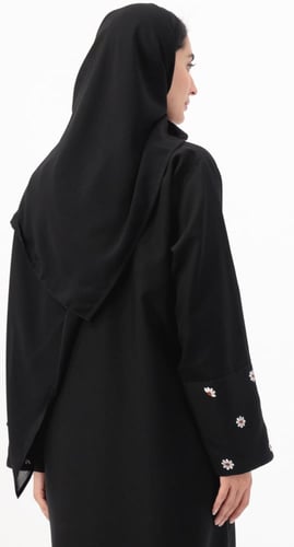 عباية سوداء تطريز أقحوان بالأكمام