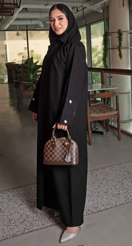 عباية سوداء تطريز ذهبي بالأكمام