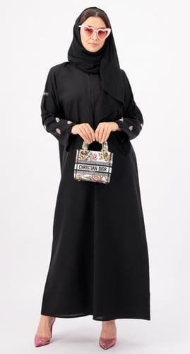 عباية سوداء بتطريزات زهور وكسرات