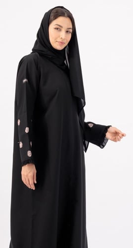 عباية سوداء بتطريزات زهور وكسرات