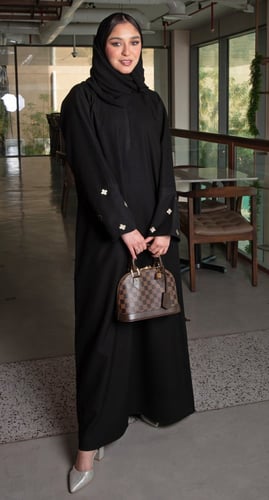 عباية سوداء تطريز ذهبي بالأكمام