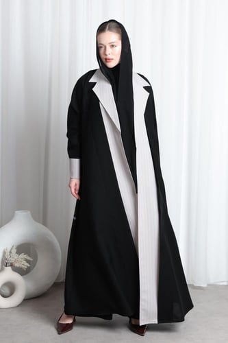 عباية سوداء ياقة بيج مقلم