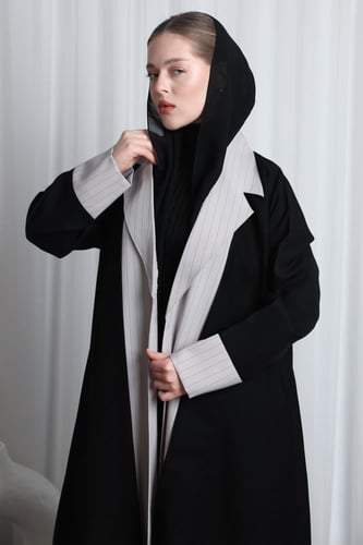 عباية سوداء ياقة بيج مقلم