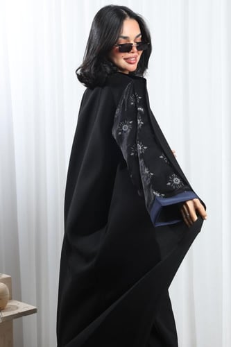 عباية سوداء أكمام نقوش وأطراف كحلية