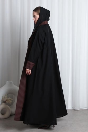عباية سوداء ياقة بني مقلم