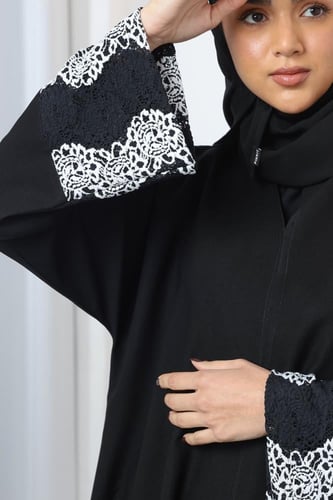 عباية دانتيل أسود وأبيض بالأكمام