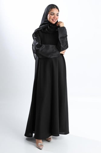 عباية سوداء أكمام جاكار وردات ناعمة