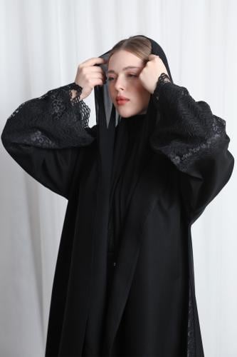 عباية دانتيل أسود بالأكمام والجوانب
