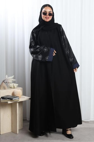 عباية سوداء أكمام نقوش وأطراف كحلية