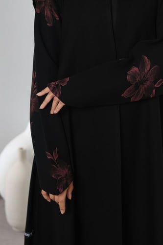 عباية سوداء أكمام مثلثة ورد عنابي