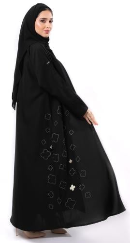 عباية بـ تطريزات كلوفر جانبي