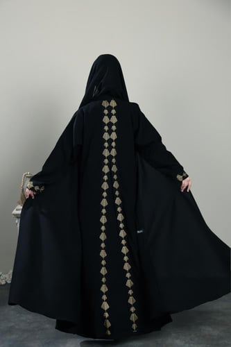 عباية سوداء تطريز ذهبي بكسرة من الخلف