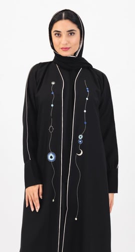 عباية سوداء قلادة زرقاء