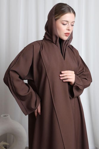 عباية بني قيطان بارز من الأكمام والأمام والخلف