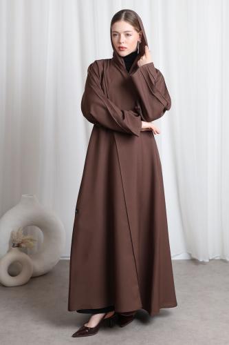 عباية بني قيطان بارز من الأكمام والأمام والخلف