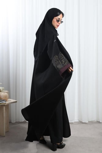 عباية سوداء أكمام عنابي ونقوش