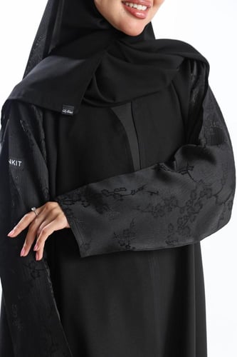 عباية سوداء أكمام جاكار وردات ناعمة