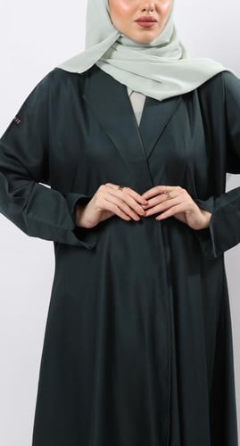 عباية أخضر زمردي كلوش ياقة وأكمام مثنية