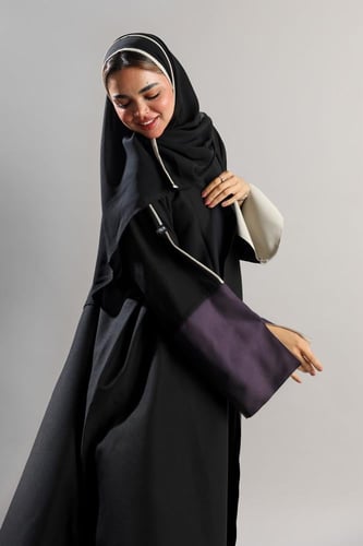 عباية سوداء أكمام بنفسجي مفتوحة مبطنة وبيج