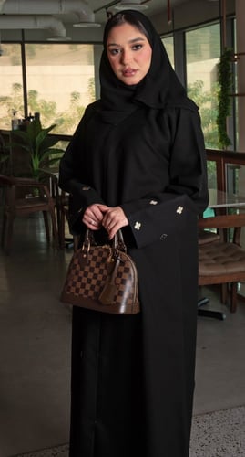 عباية سوداء تطريز ذهبي بالأكمام