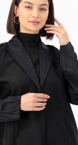 عباية بـ ياقة مقفلة تطريز أسود