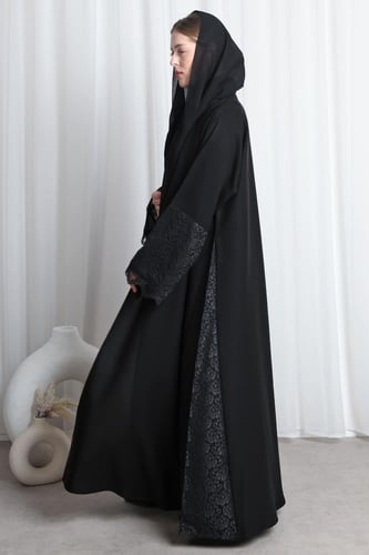 عباية دانتيل أسود بالأكمام والجوانب