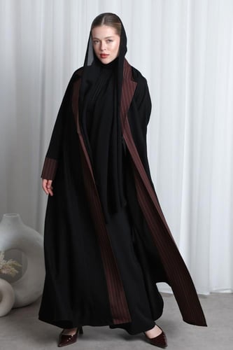 عباية سوداء ياقة بني مقلم