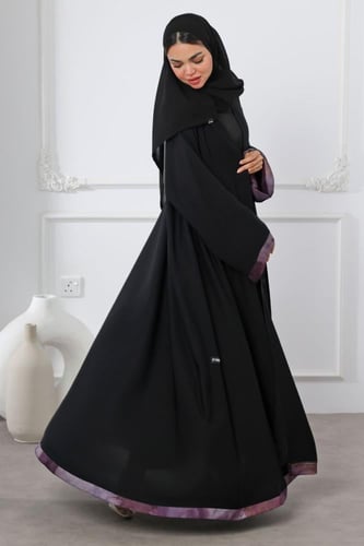 عباية سوداء شريط بنفسجي بالأكمام والأسفل