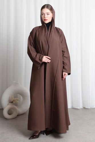 عباية بني قيطان بارز من الأكمام والأمام والخلف