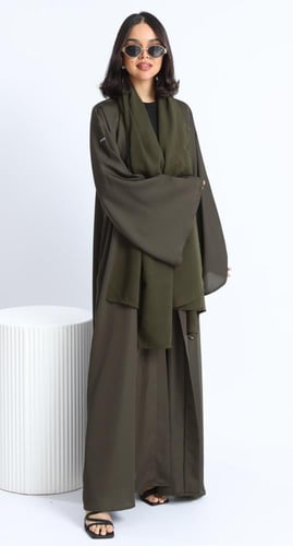 عباية أكمام واسعة زيتي داكن - حرير بارد