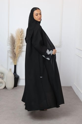عباية دانتيل أسود وأبيض بالأكمام
