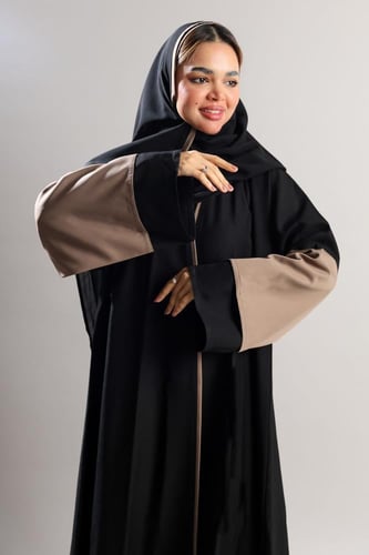 عباية سوداء أكمام برونز وقيطان بالأمام