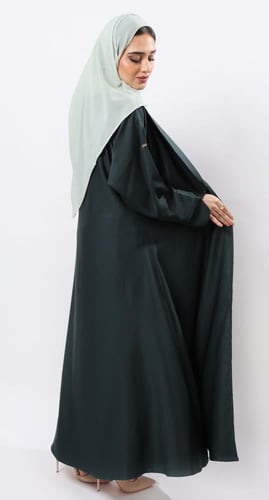 عباية أخضر زمردي كلوش ياقة وأكمام مثنية