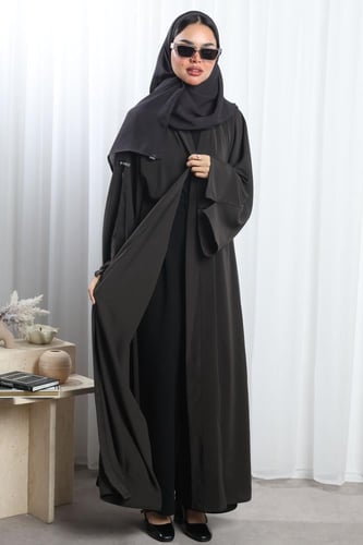 عباية رمادي داكن أكمام واسعة بفتحة ناعمة