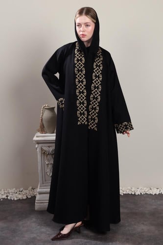 عباية بتطريز ذهبي على شكل بشت