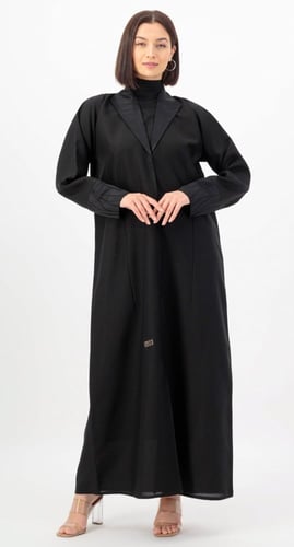 عباية بـ ياقة مقفلة تطريز أسود