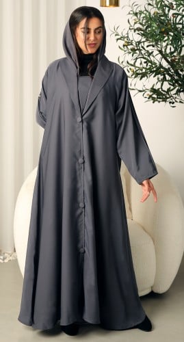 عباية رمادي حرير بارد ياقة مقفلة عند الصدر